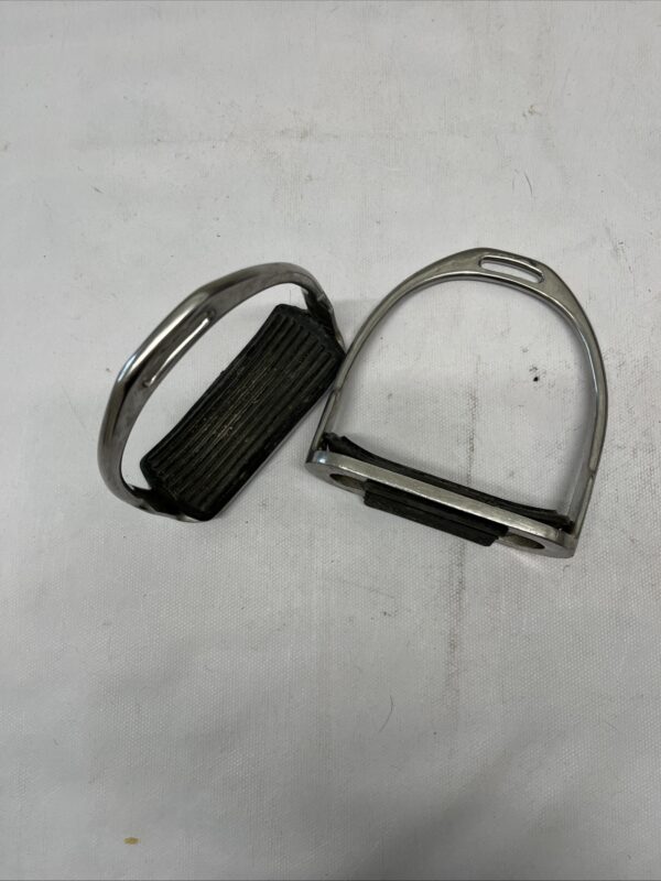 5” stirrup irons w/tread