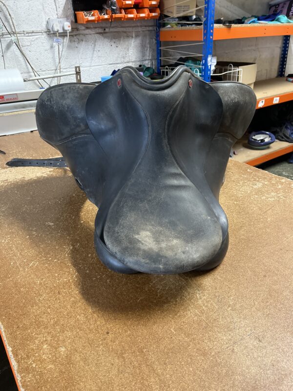 17” black saddle