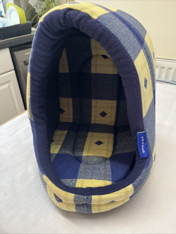 Small hooded pet bed
