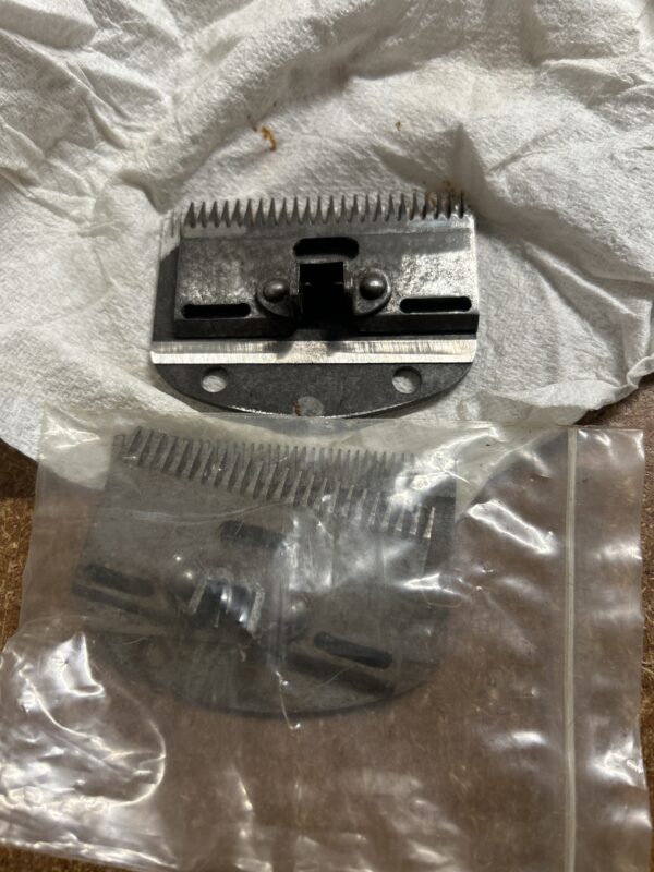 Clippers with spare blades - Image 2