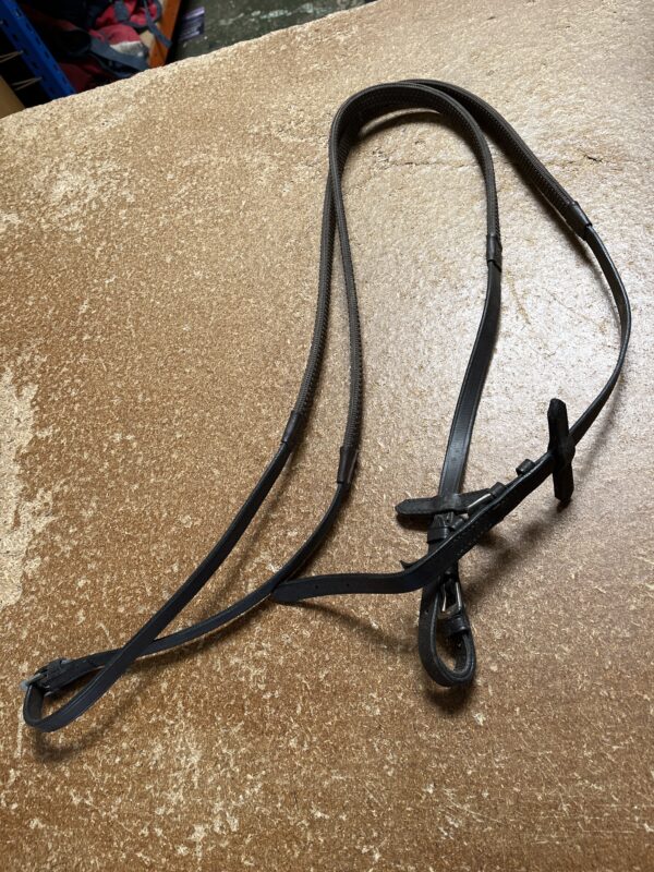 Full brown rubber grip reins