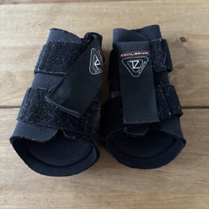 Small equilibrium black brushing boots